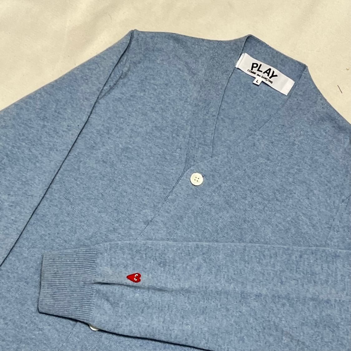 L 꼼데가르송 브이넥 소매 레드하트 와펜 가디건 상품이미지1