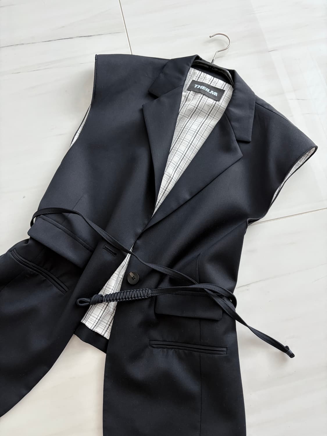 THEILMA 더일마 자켓 베스트 vest 스트랩 체크 25SS 언발란스 상품이미지1