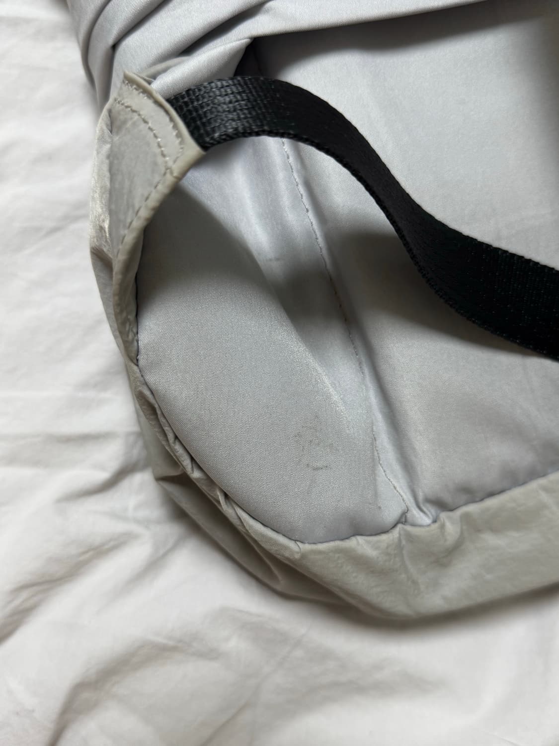 이우가마카라스 노티드 백팩 실버 상품이미지4