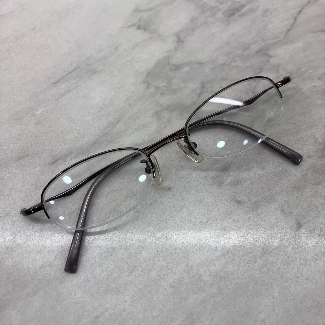 C74 MEET EYEWEAR 유광 브론즈 오벌 반무테 안경 상품이미지1