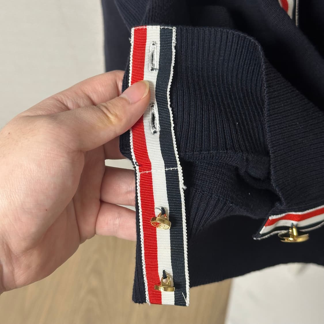 [2] 톰브라운 밀라노 스티치 금장 가디건 네이비 상품이미지6