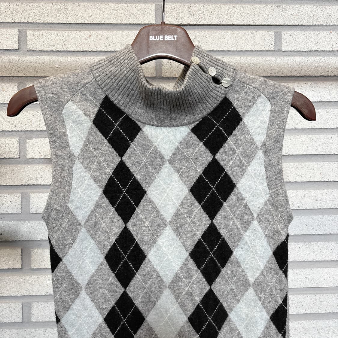 Michel Klein 미쉘클랑 아가일 반폴라 니트베스트 플랩버튼 디테일 상품이미지4