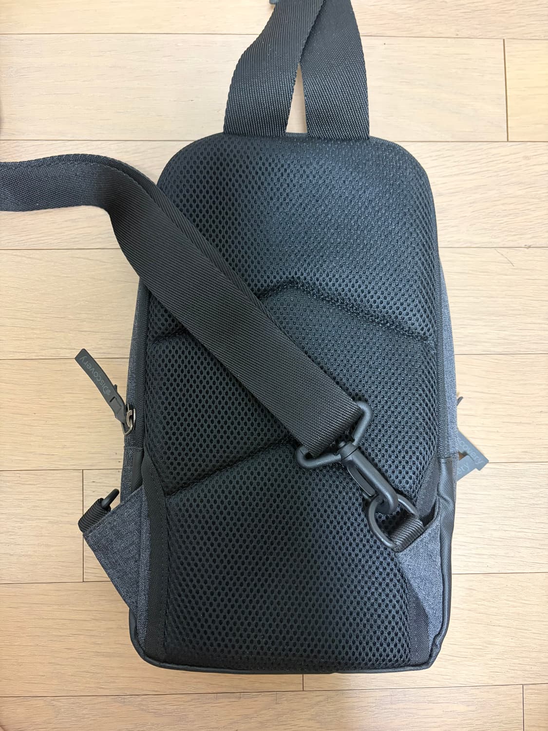 디스커버리 슬링백 크로스백 블랙 상품이미지2