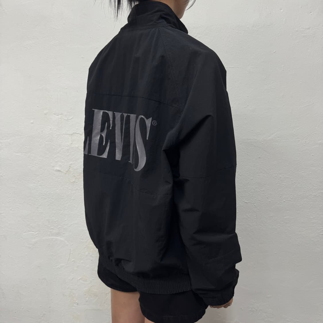리바이스(Levi's) 블랙컬러 양면 프린트 로고 나일론 윈드브레이커 상품이미지2