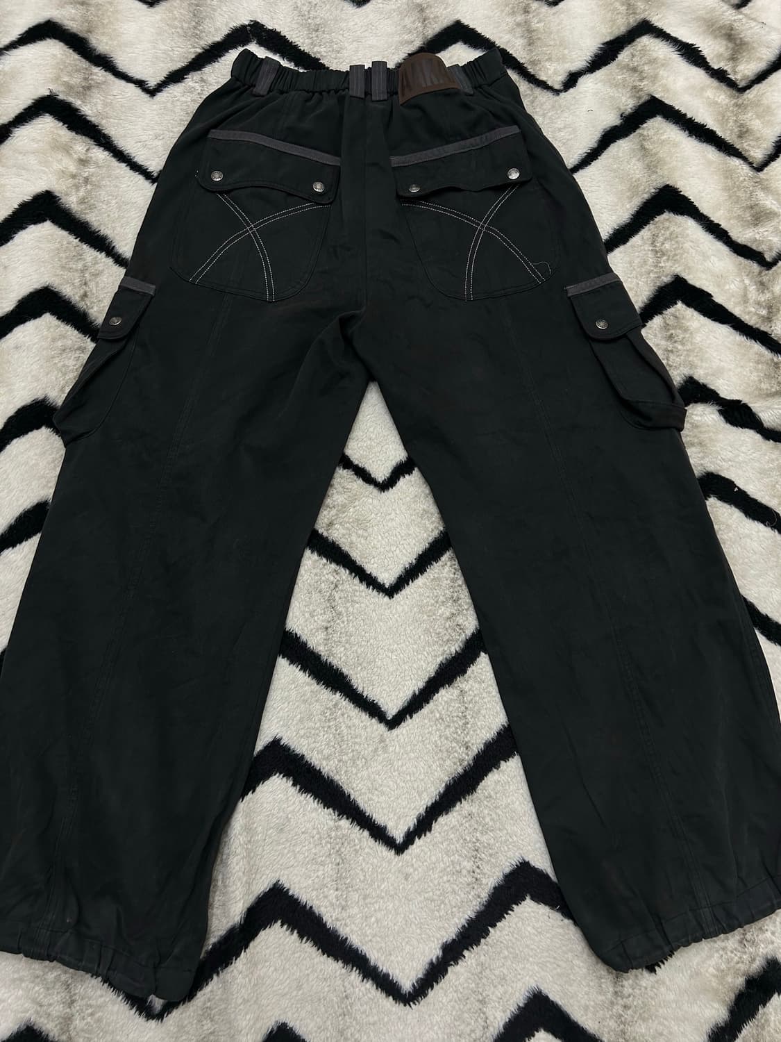 [2]아캄 Knee 핀턱 콘트라스트 카고 팬츠/블랙 상품이미지3