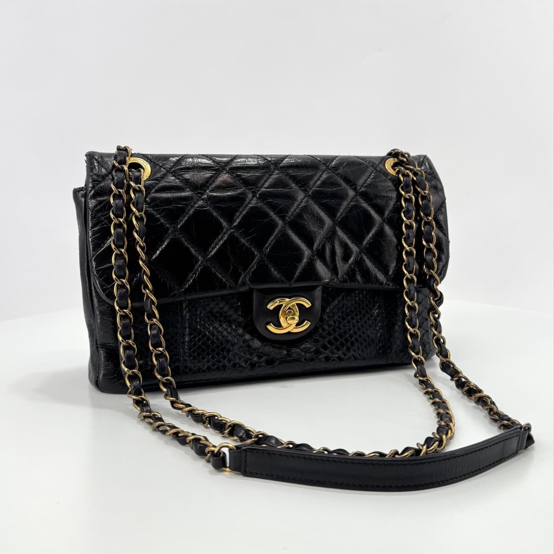 [감정완료] 샤넬 파이톤 체인 숄더백 블랙 상품이미지1