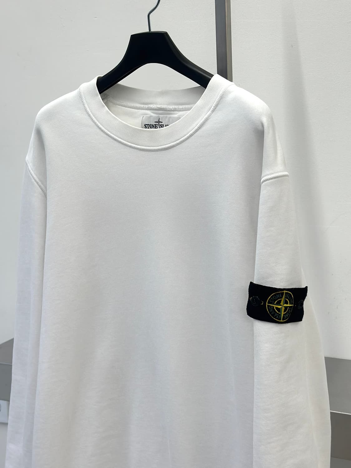 스톤아일랜드 와펜 화이트 맨투맨  상품이미지1