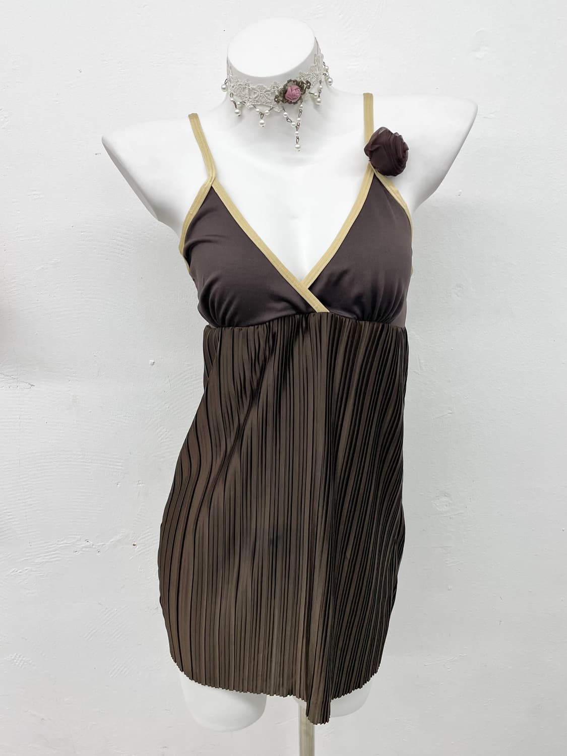 브라운 플리츠 로즈 슬립 상품이미지1