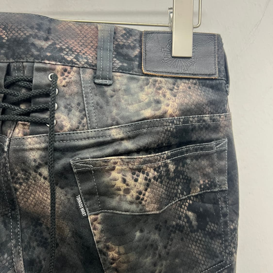 토네이도마트 00s 백레이스업 파이톤 플레어 팬츠 상품이미지10