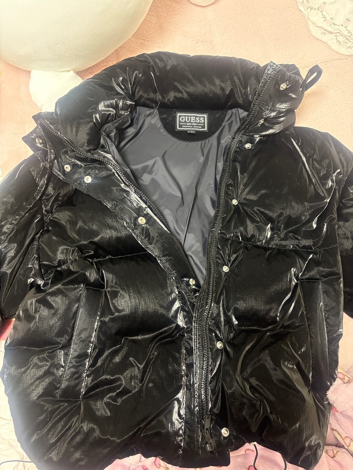 게스 스텐넥 글로시 푸퍼 블랙 상품이미지1