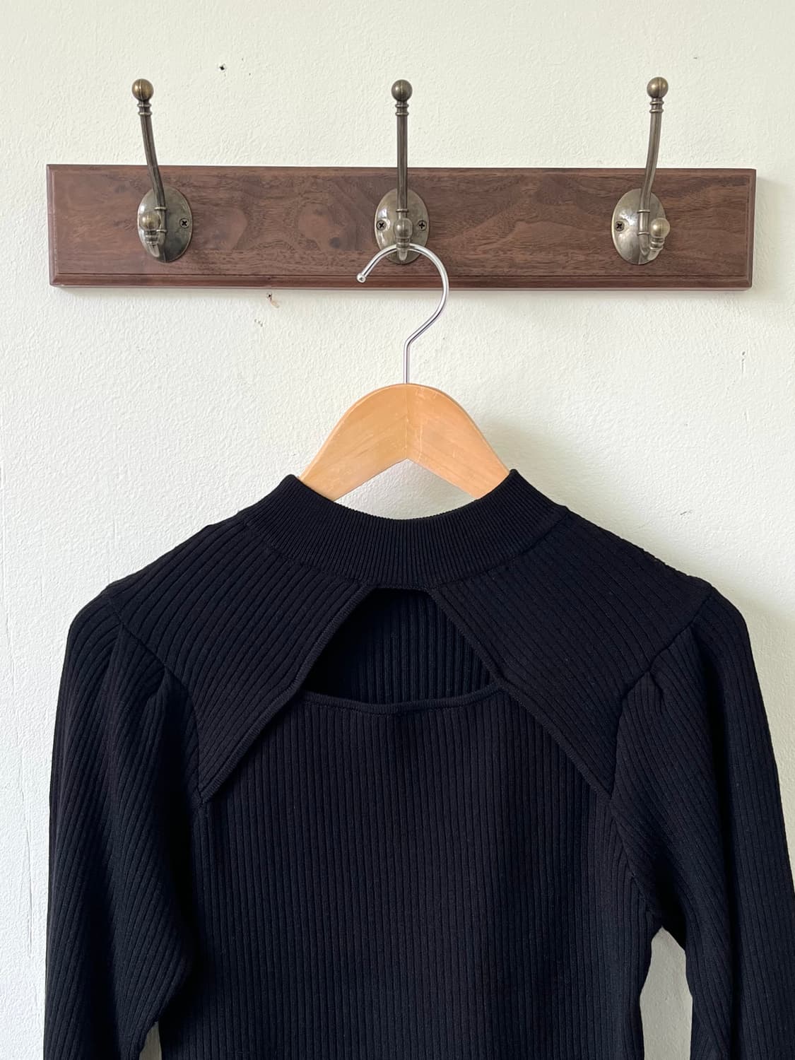 NICE CLAUP 블랙 터틀넥 상품이미지2