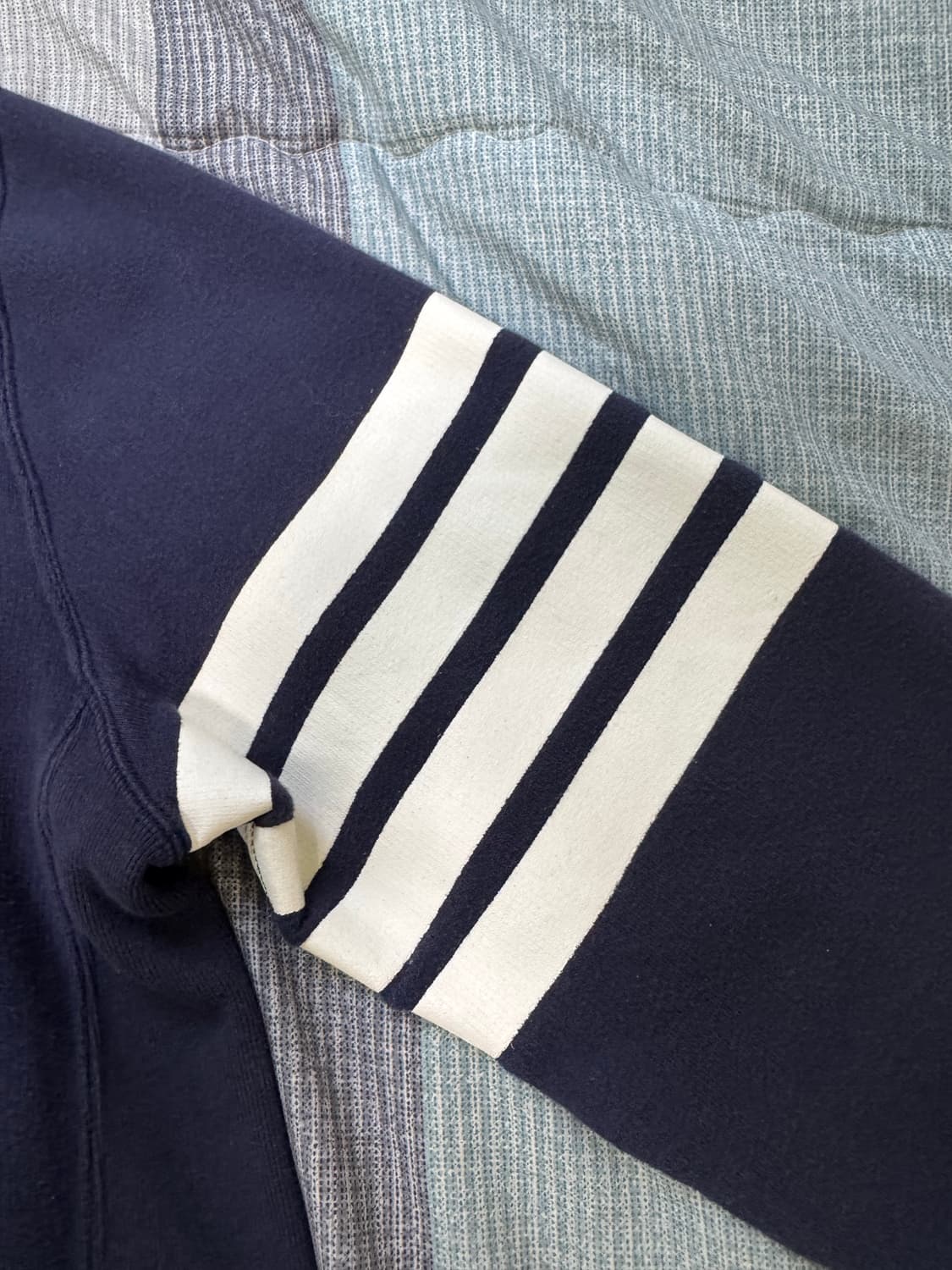 톰브라운 맨투맨 네이비 상품이미지3