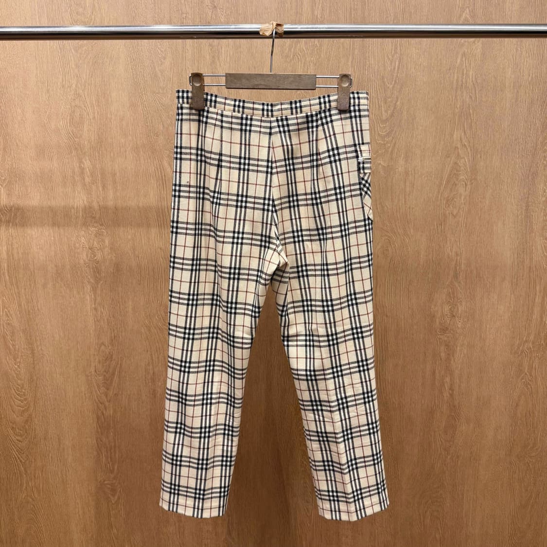 버버리 런던 클래식 노바체크 팬츠 지퍼 포켓 디테일 베이지 상품이미지3