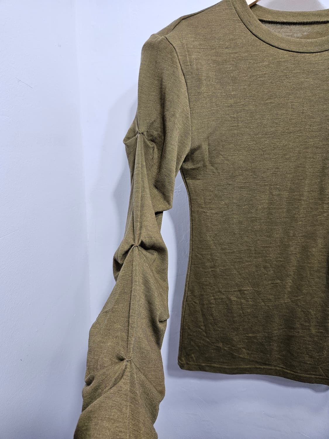 카키색 어깨패드 긴팔 셔링 티셔츠 [미사용] 상품이미지5