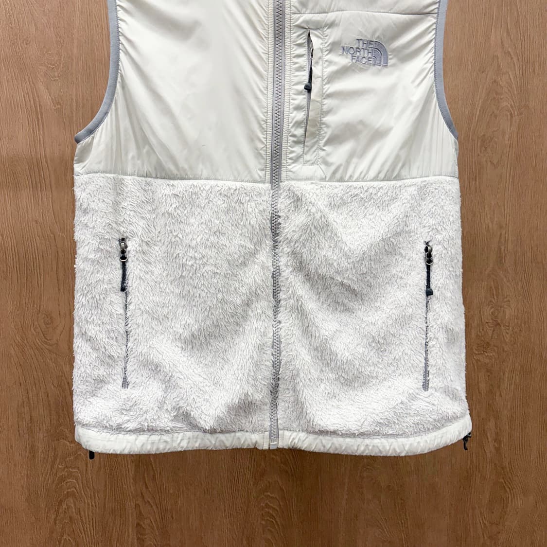 노스페이스 쉐르파 플리스 베스트 나일론 배색 지퍼 포켓 디테일 아이보리 상품이미지5
