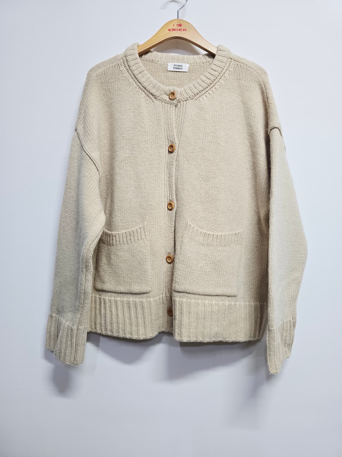 스튜디오 톰보이 베이지색 모혼방 가디건 상품이미지1