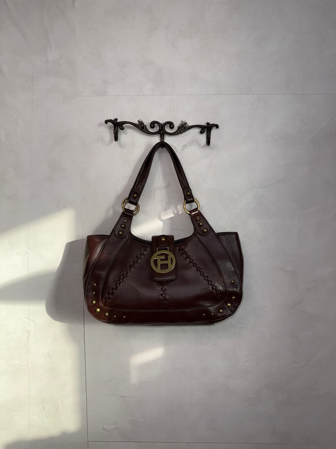 Tommy Hilfiger brown stud buckle 숄더백 상품이미지1