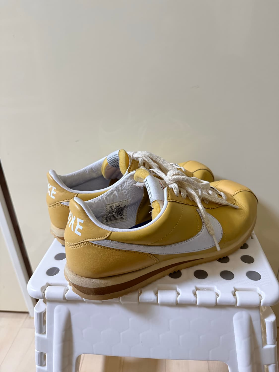 나이키 코르테즈 23 SE 위트 골드 270 상품이미지3