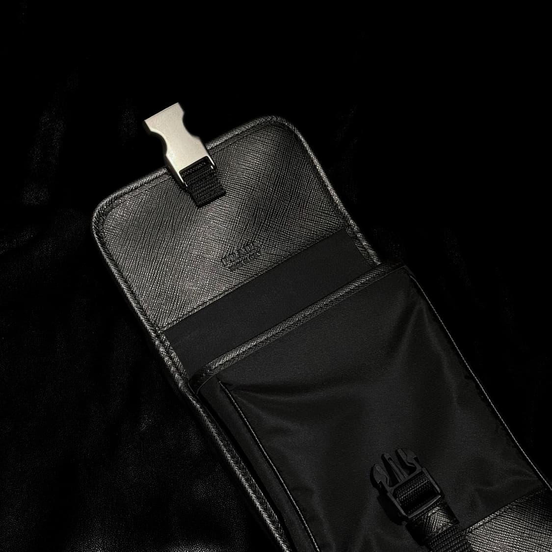 프라다 사피아노 리나일론 스트랩 폰 케이스백 블랙 상품이미지7