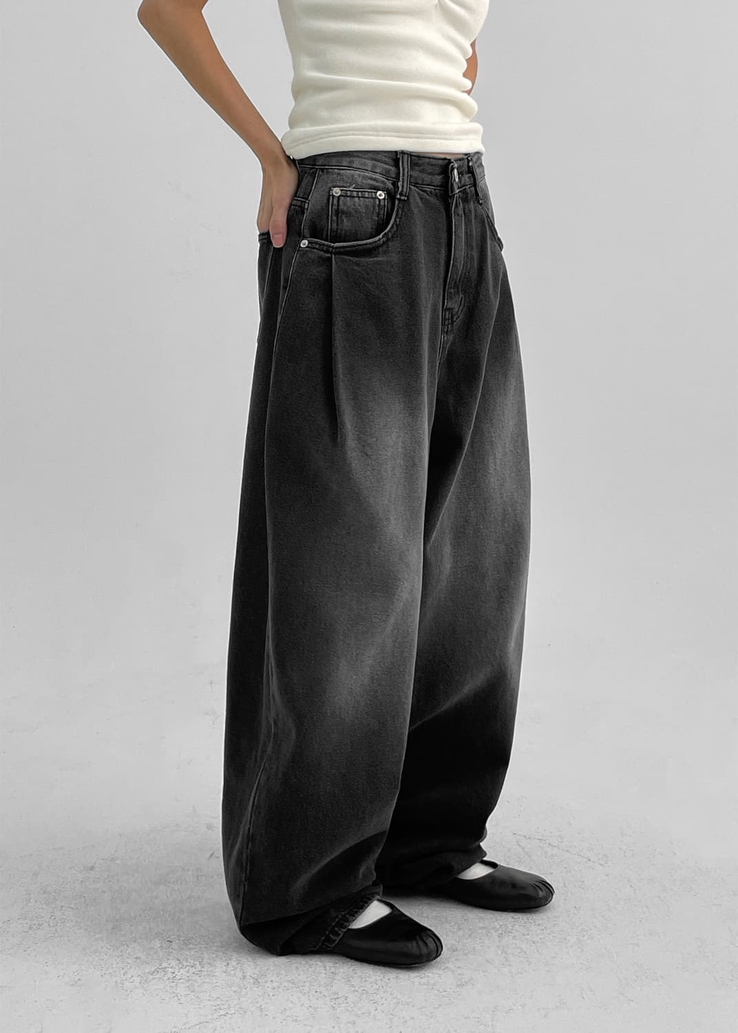 블랙업 핀턱 워싱 와이드 팬츠 판매합니다. 상품이미지3