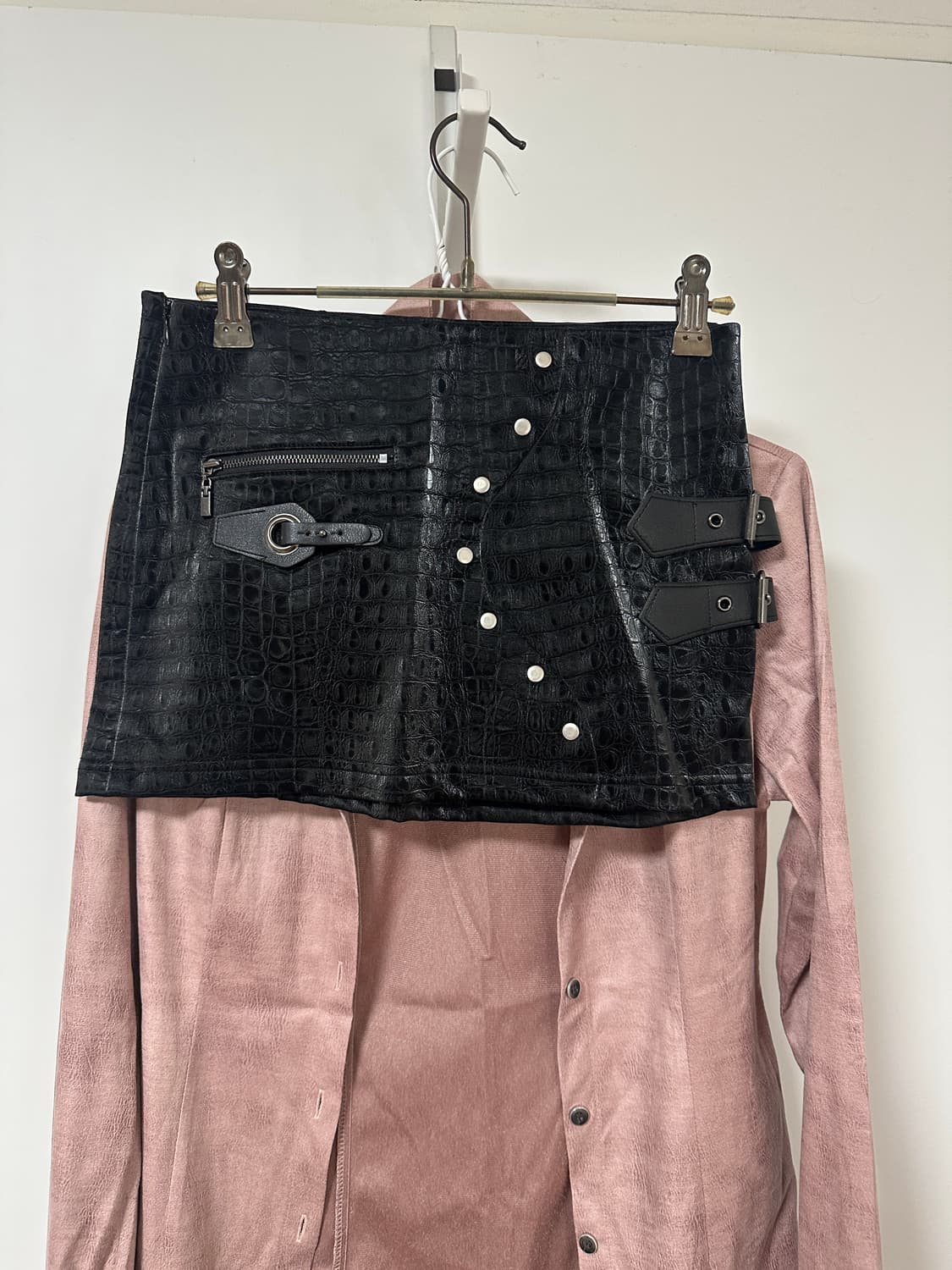 핑크스웨이드서츠 + 파이톤 미니스커트 + 플노팔탑 상품이미지4