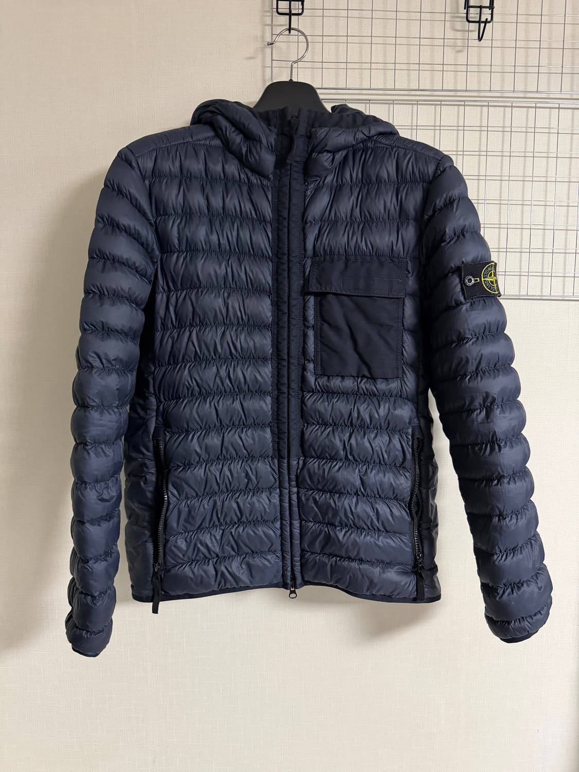 스톤아일랜드 가먼트 다이드 마이크로얀 다운 경량패딩 네이비 M사이즈 상품이미지1