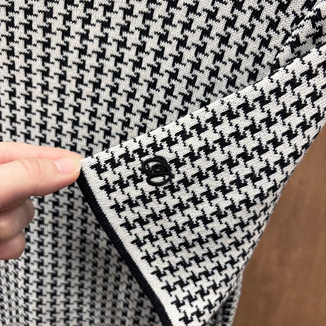 크리스찬 디올 라운드넥 반팔 니트 하운드투스 패턴 디테일 블랙 화이트 상품이미지6