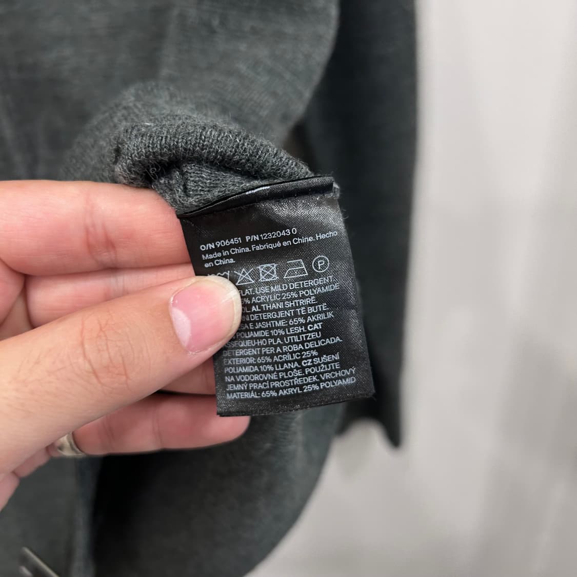 H&M 레귤러핏 하이넥 무지 경랑 니트 집업 상품이미지4
