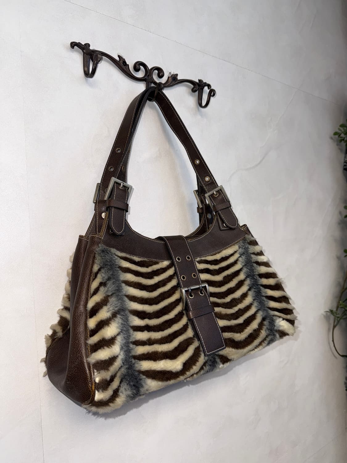 Brown y2k fur buckle shoulder bag 상품이미지2