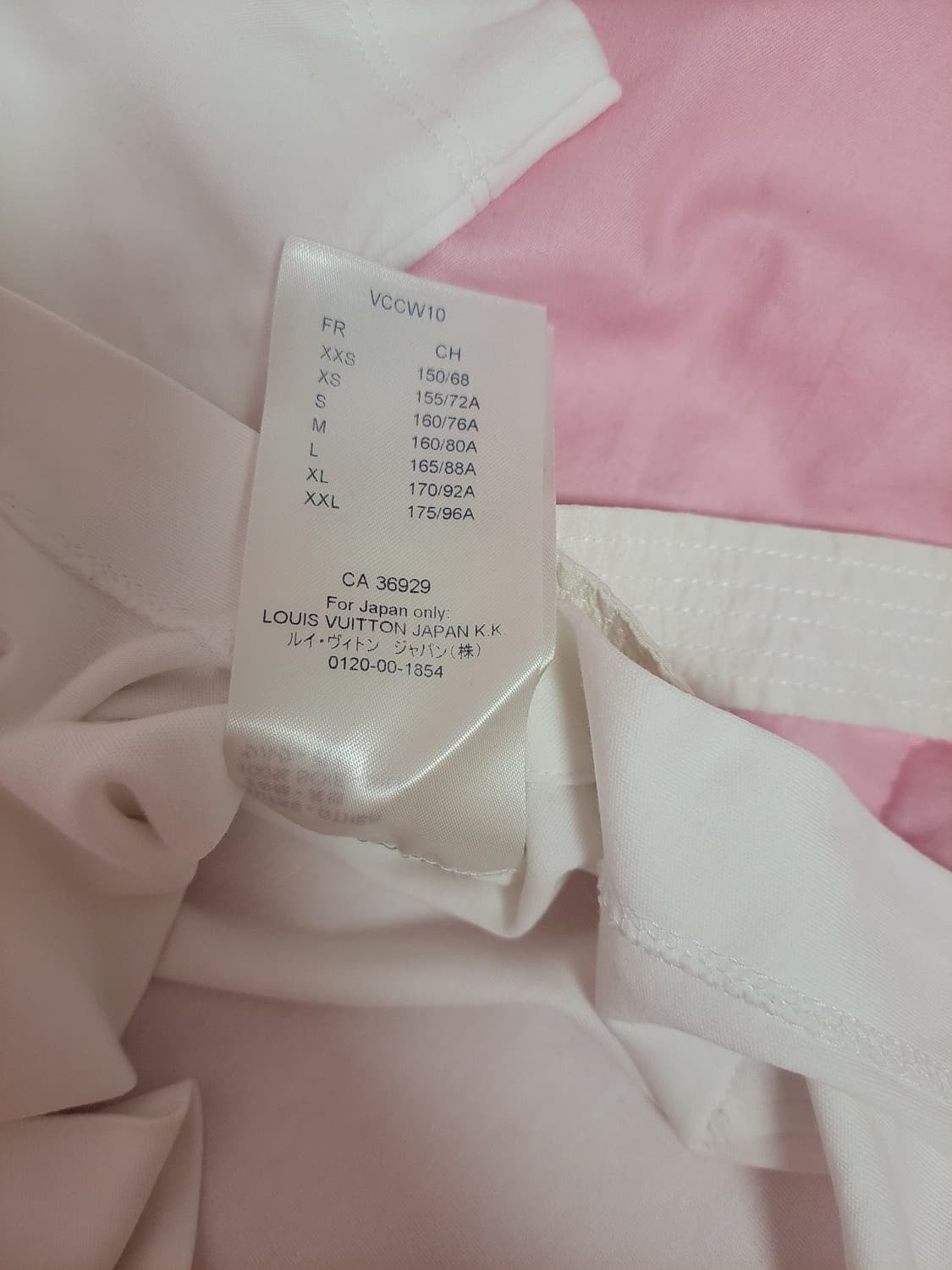 정품)급처2번입고세탁완료!루이비통 넥로고참장식 사이드 스트랩 반팔면티셔츠 상품이미지9