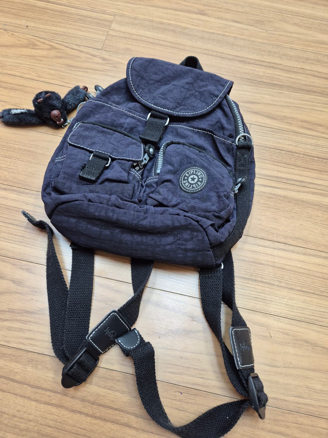키플링 미니 백팩 판매합니다. 블랙 색상이라 어느 옷에나 잘 어울립니다. 상품이미지1