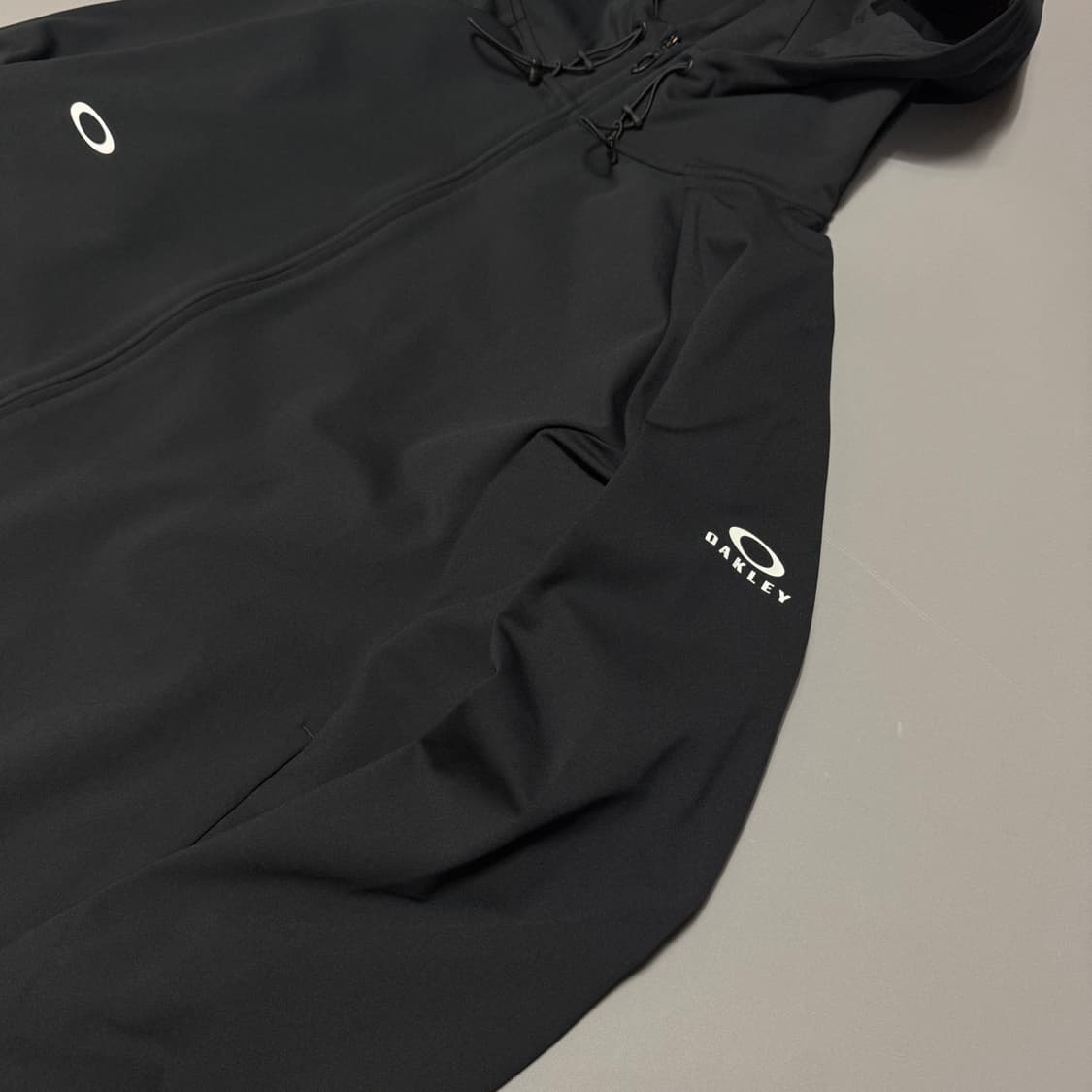 오클리(OAKLEY) 블랙컬러 인핸스 그리드 폴리에스터 후드 윈드브레이커 상품이미지5