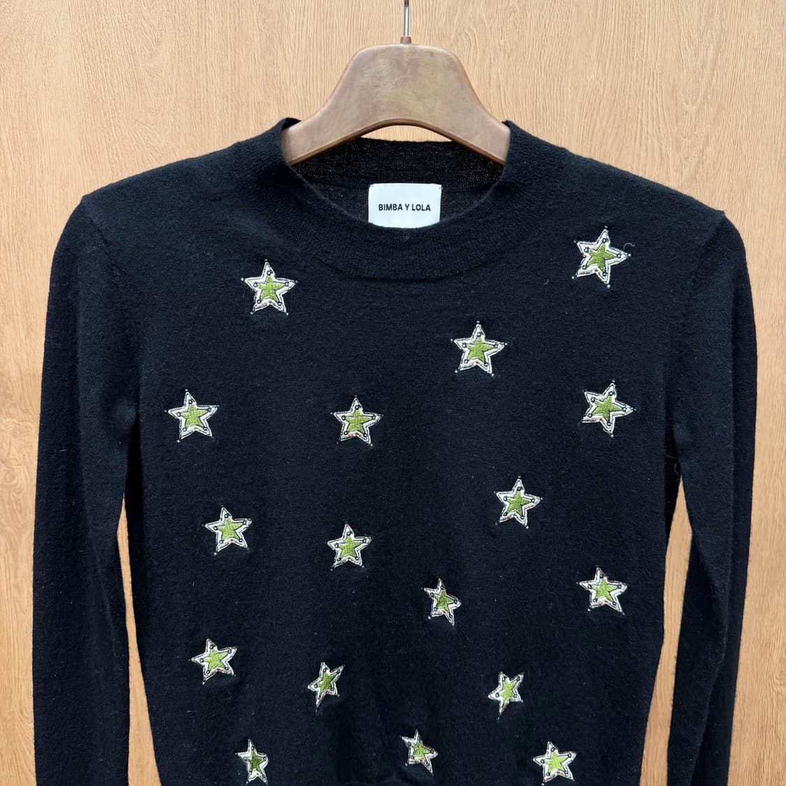 빔바이롤라 라운드넥 긴팔 울 니트 올오버 그린 스타 자수 디테일 블랙 상품이미지4