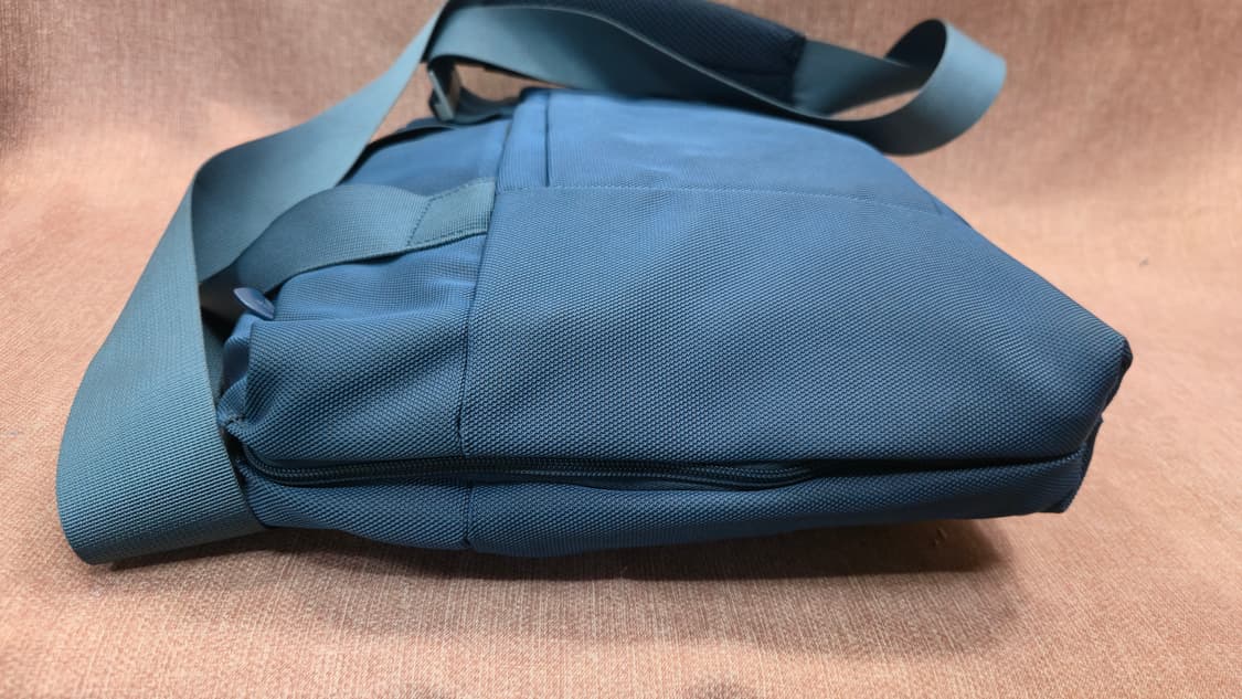 만다리나덕 네이비 컬러 패브릭 노트북 브리프케이스 상품이미지6