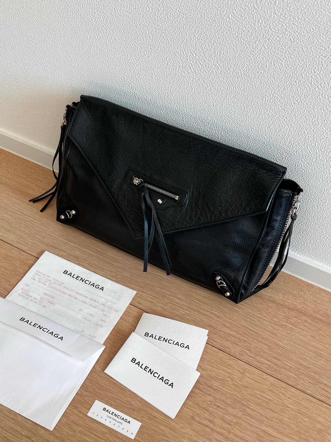 발렌시아가 블랙 파피에르 지퍼 플랩 클러치 상품이미지1