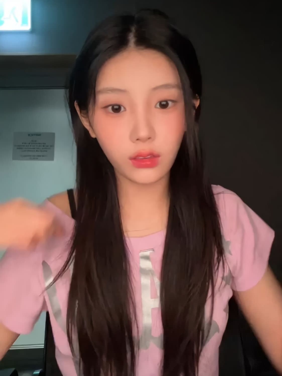 셋업이엑스이 베이비 넥 탑 아일릿 원희 착용 상품이미지2
