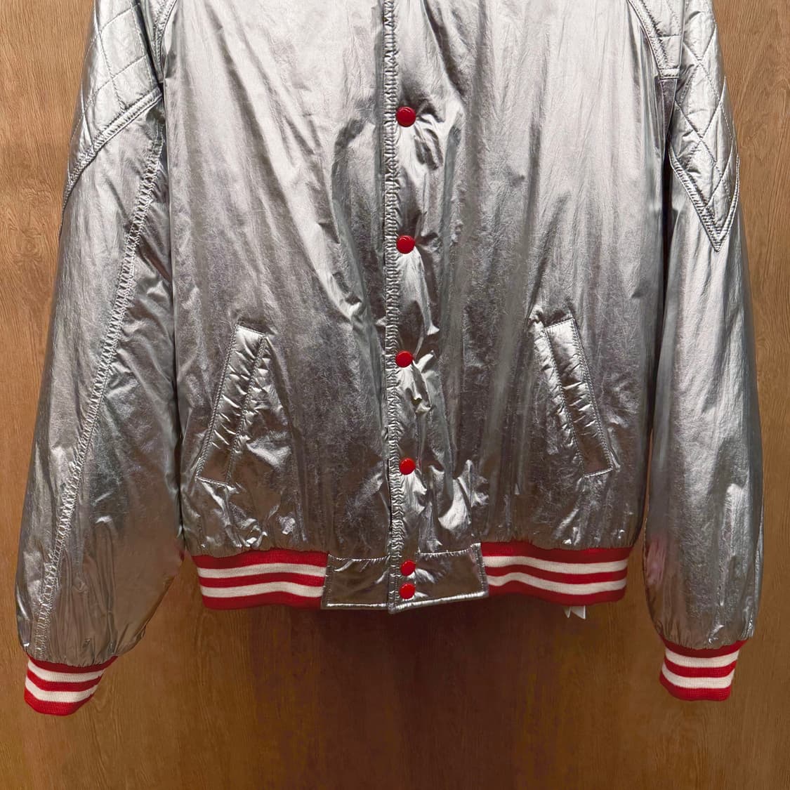 셀린느 바시티 자켓 메탈릭 실버 퀄팅 슬리브 디테일 레귤러핏 실버 상품이미지5