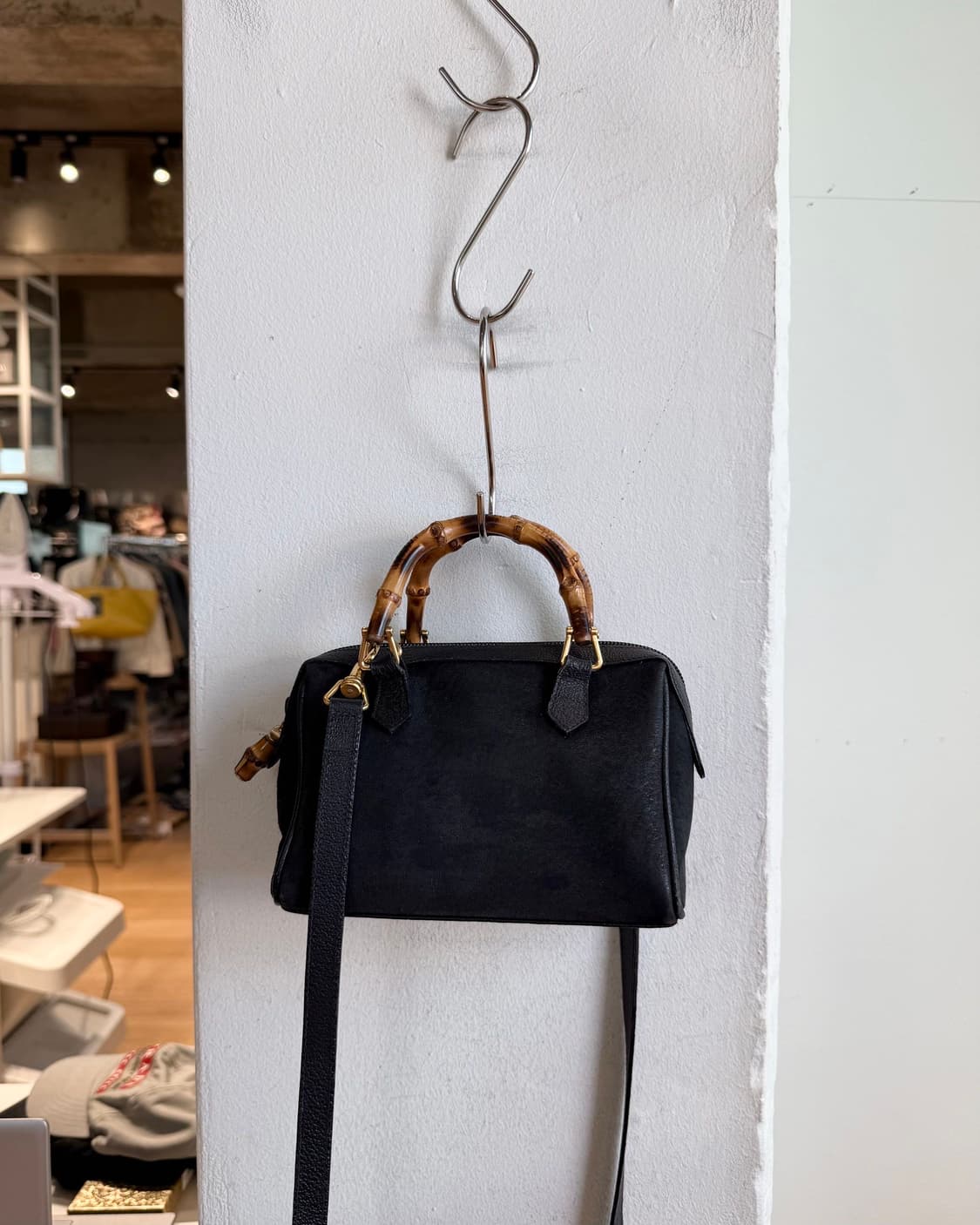 구찌 블랙 새도우 스몰 뱀부 보스턴백 상품이미지3