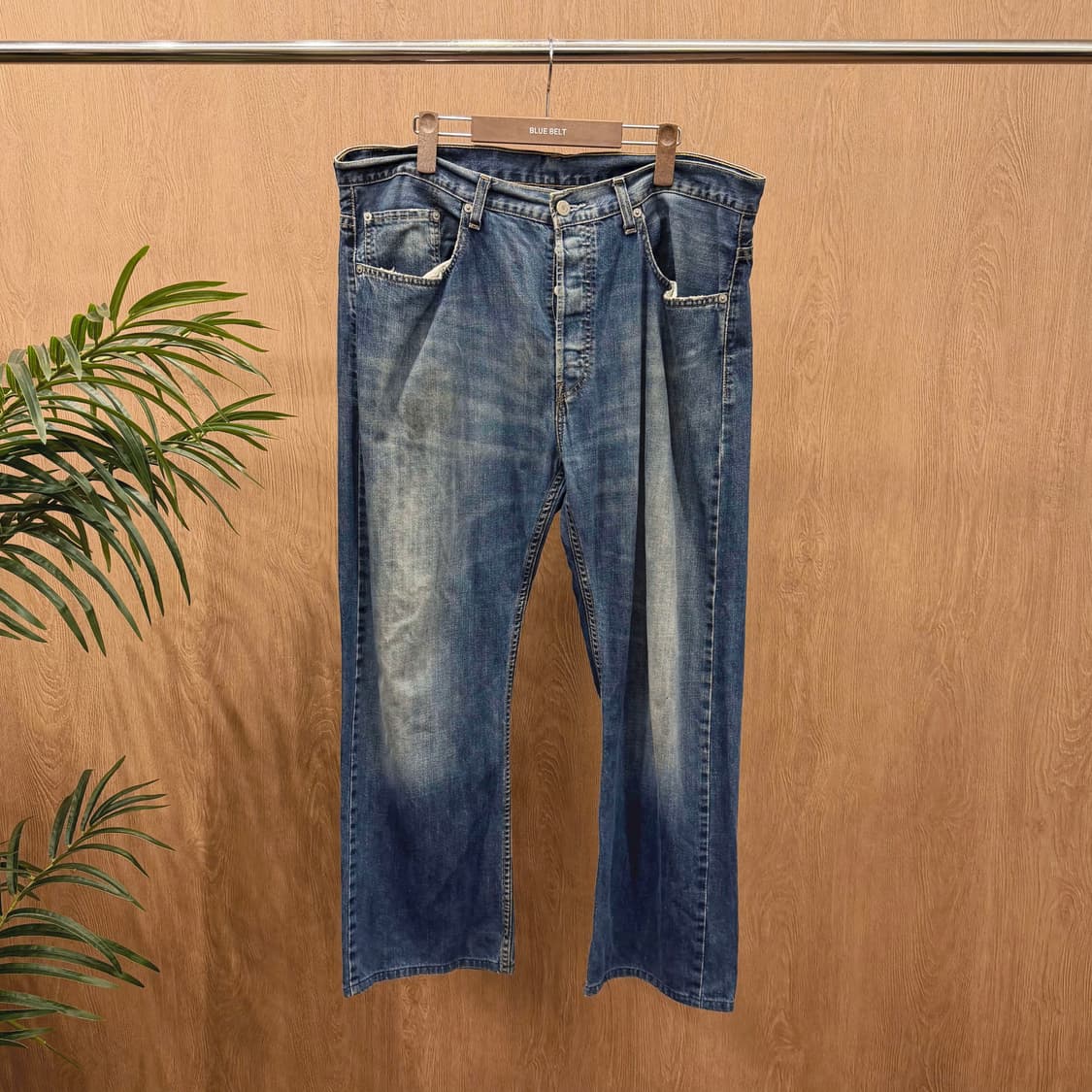 리바이스 워싱 데님 팬츠 버튼 클로징 레드 로고 탭 포켓 디테일 중청 상품이미지1