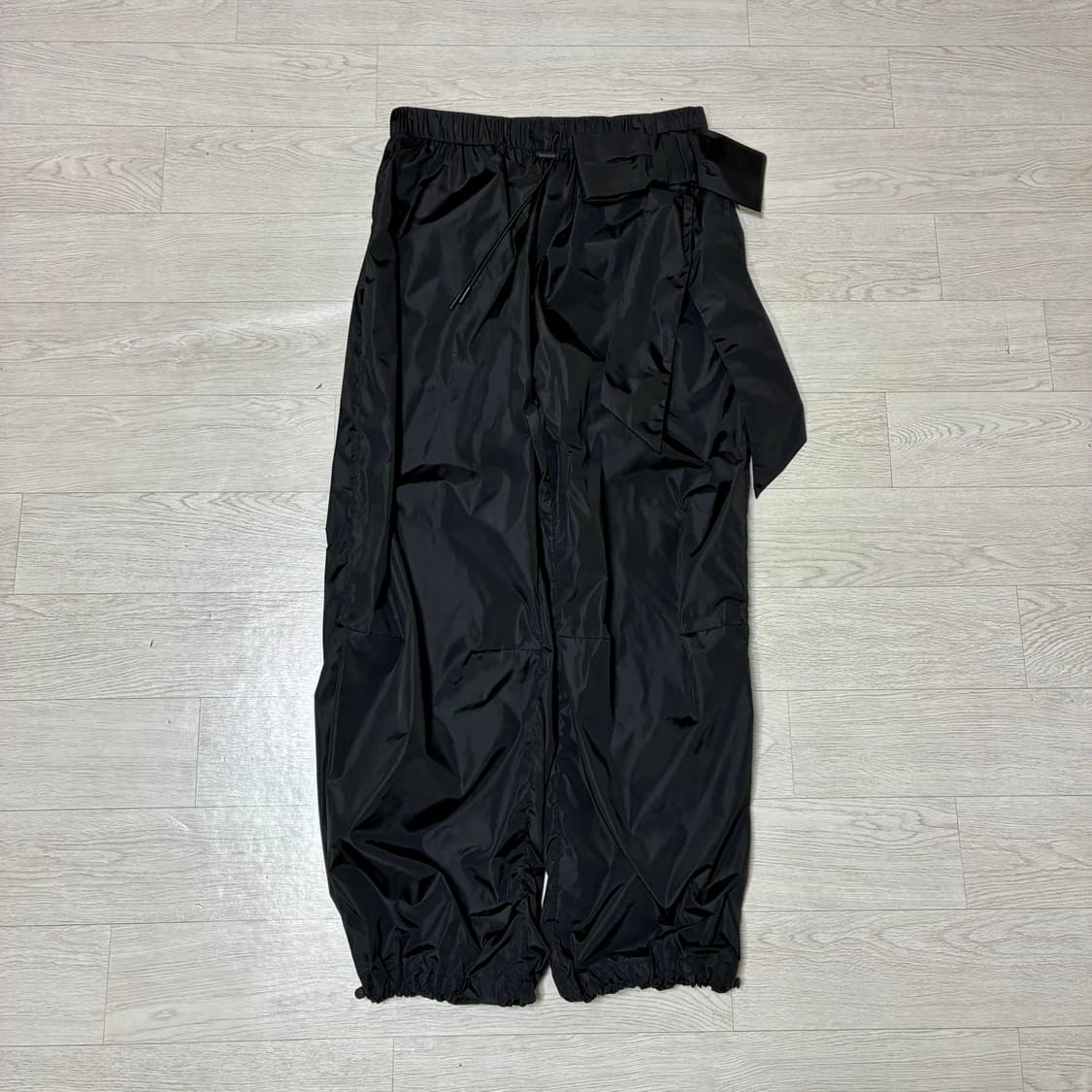 [L] 시몬로샤 24SS 나일론 스트링 팬츠 상품이미지1