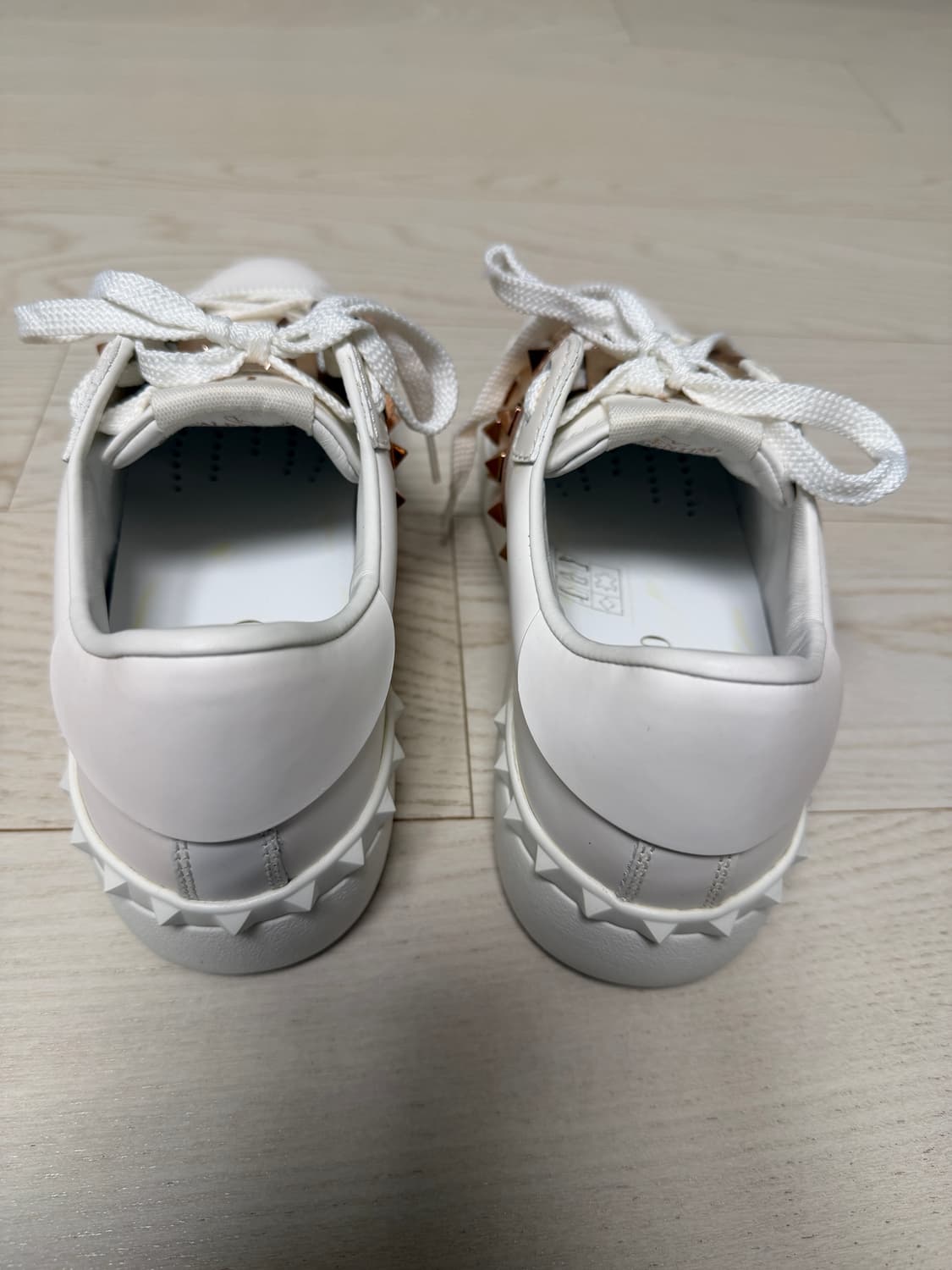 발렌티노 락스터드 화이트 스니커즈 신품급 중고 36  상품이미지3