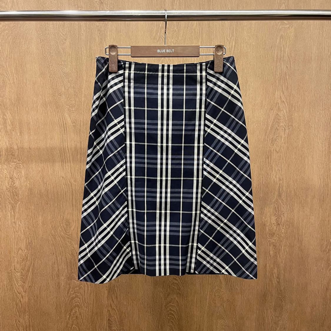 버버리 런던 미디 스커트 배색 체크 패턴 디테일 슬림 H라인 네이비 상품이미지2