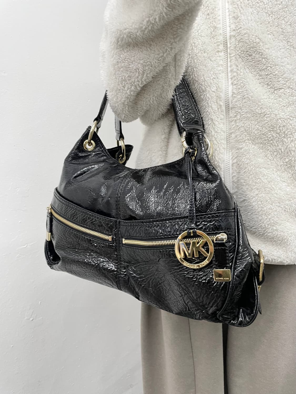 마이클코어스 락시크 금장 호보백 상품이미지3