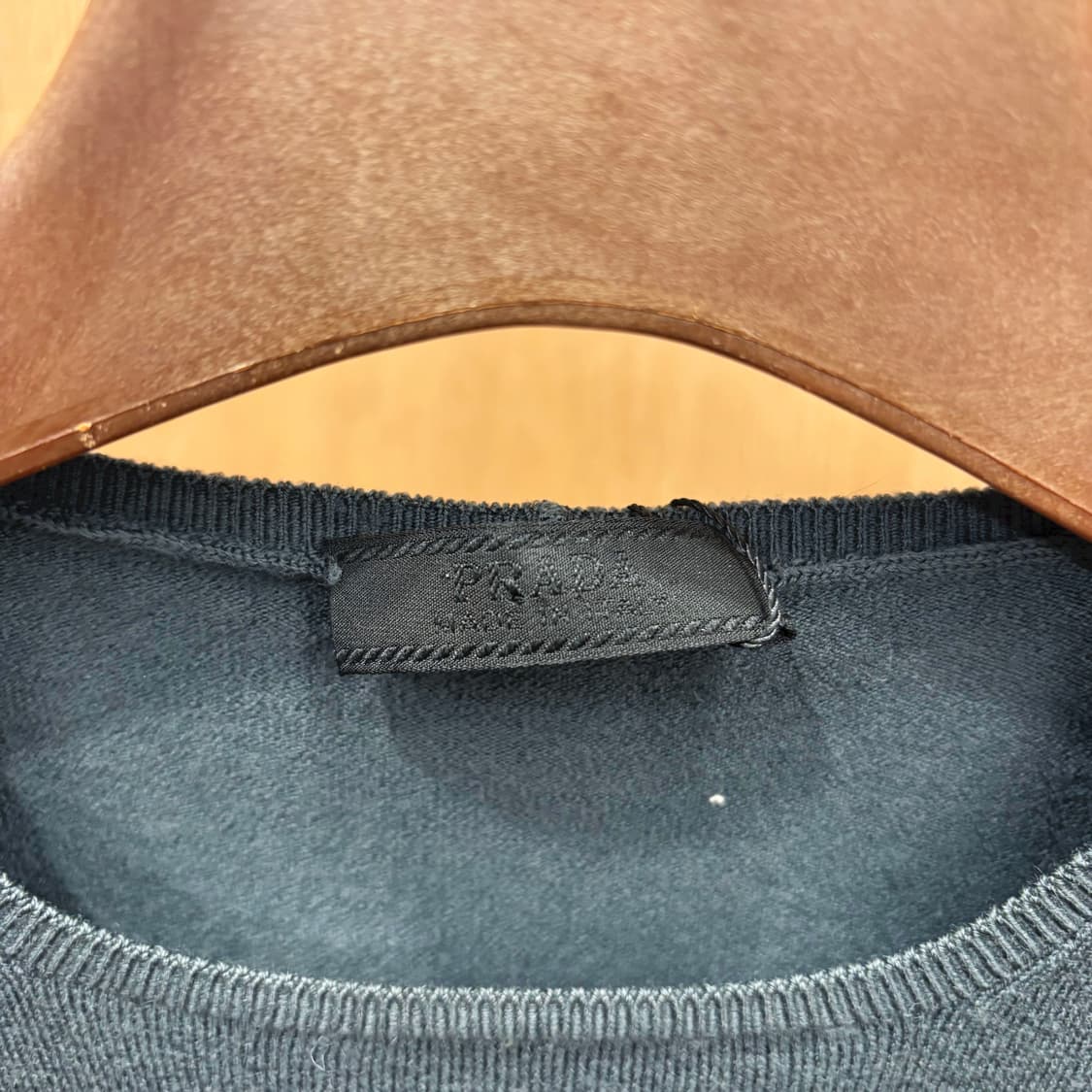 프라다 레귤러핏 라운드넥 긴팔 크롭 니트 미니멀 솔리드 디테일 차콜 상품이미지6