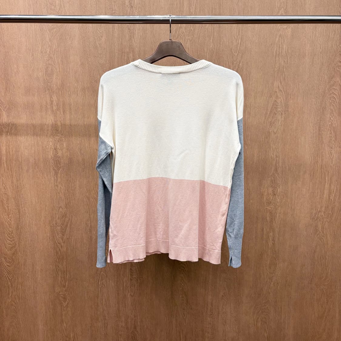 도나카란 뉴욕 라운드넥 니트 컬러 블록 사이드 슬릿 디테일 아이보리 상품이미지3