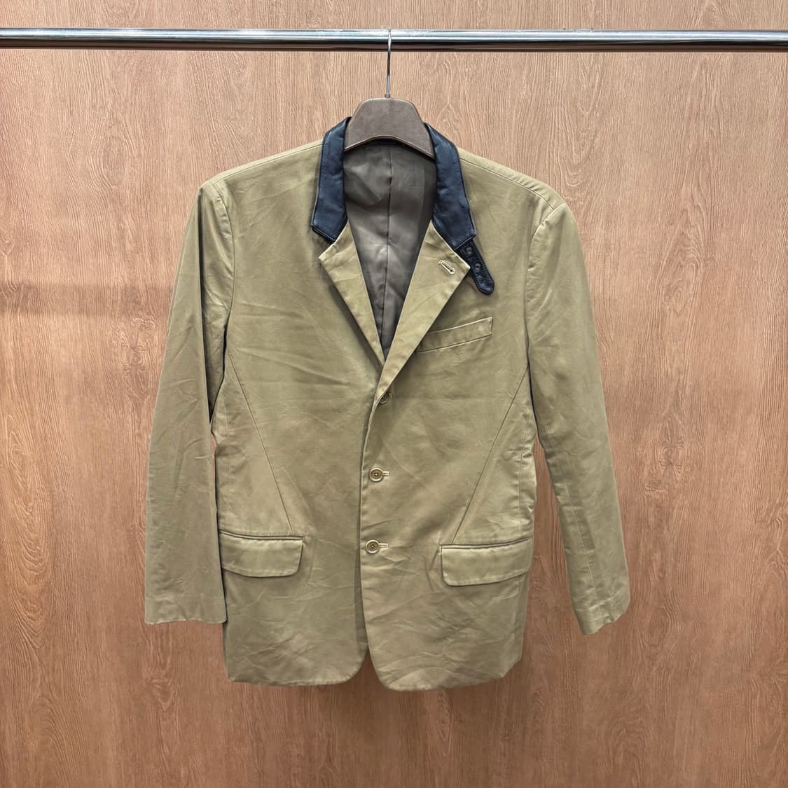 도나카란 뉴욕 코튼 테일러드 자켓 싱글 버튼 레더 카라 배색 베이지 상품이미지2