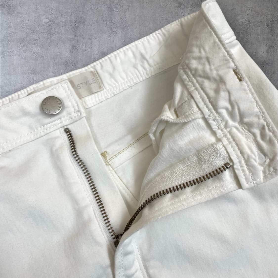 리바이스 레이디 스타일 화이트 하트포켓 데님 미니스커트 상품이미지3