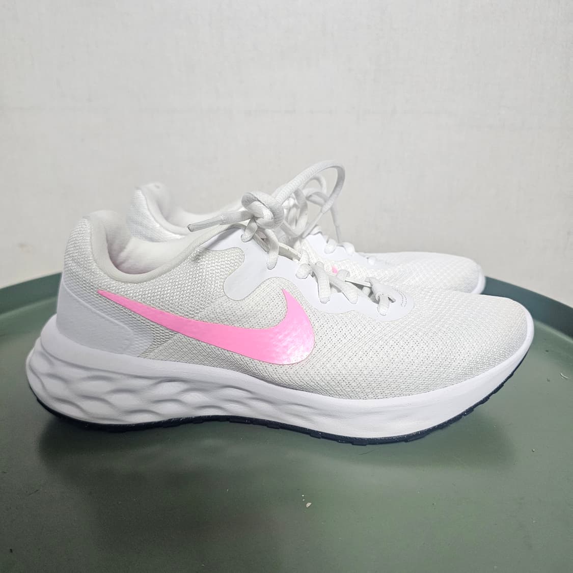 240나이키 레볼루션 화이트/핑크 운동화 상품이미지1