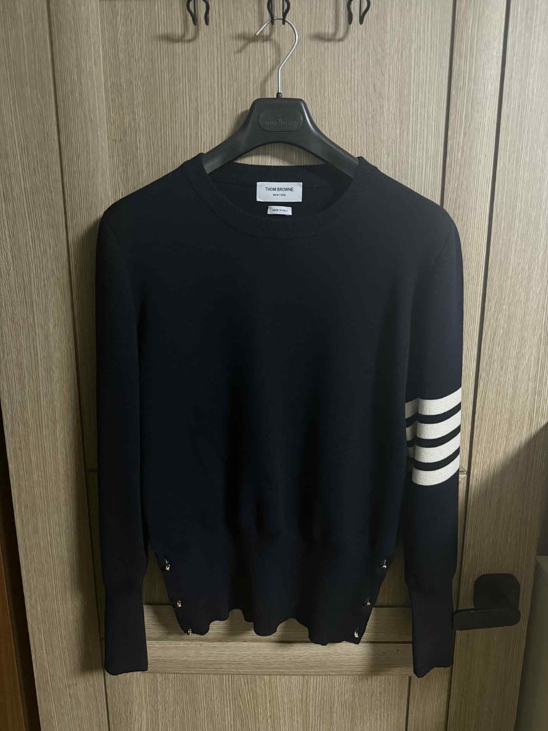 톰브라운 밀라노스티치 사선완장 금장 3버튼 니트 네이비 5 상품이미지1