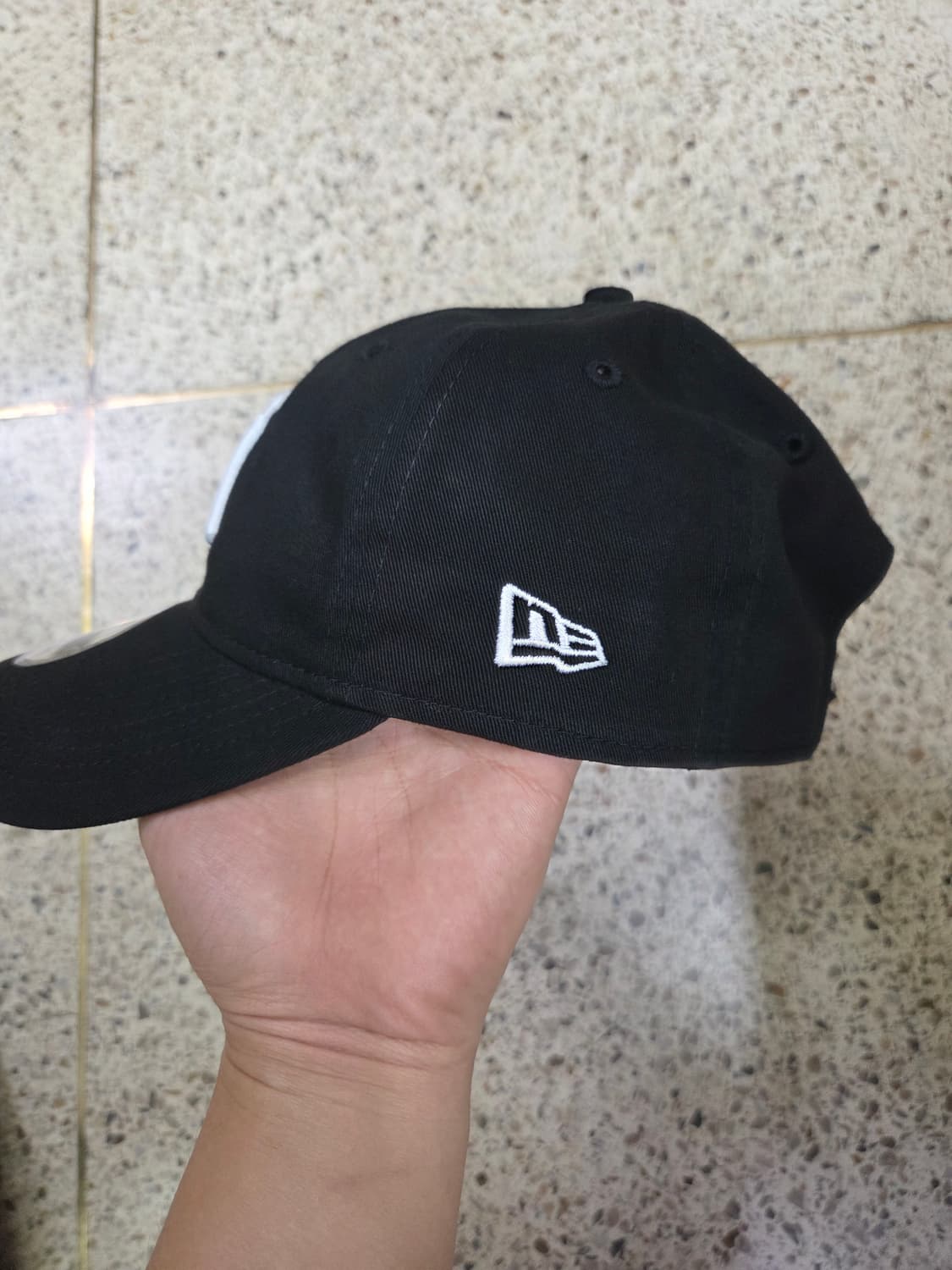모마 뉴에라 볼캡 블랙 상품이미지3